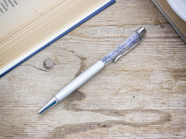 Kék nefelejccsel díszített ezüst színű toll