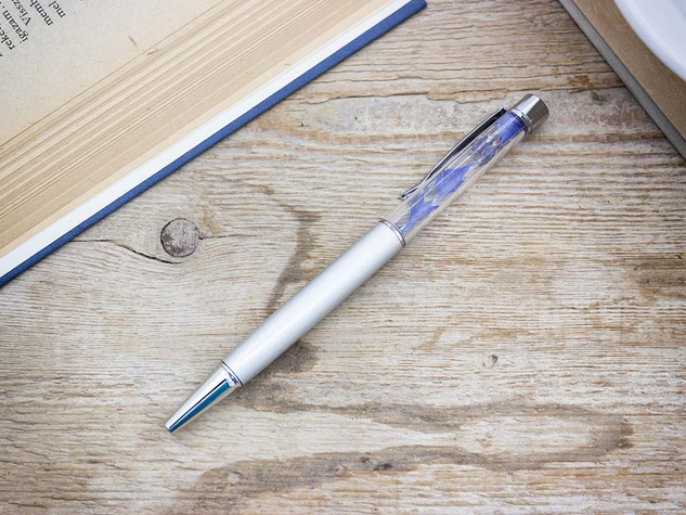 Búzavirággal díszített ezüst színű toll