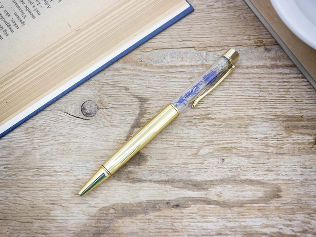 Búzavirággal díszített arany színű toll