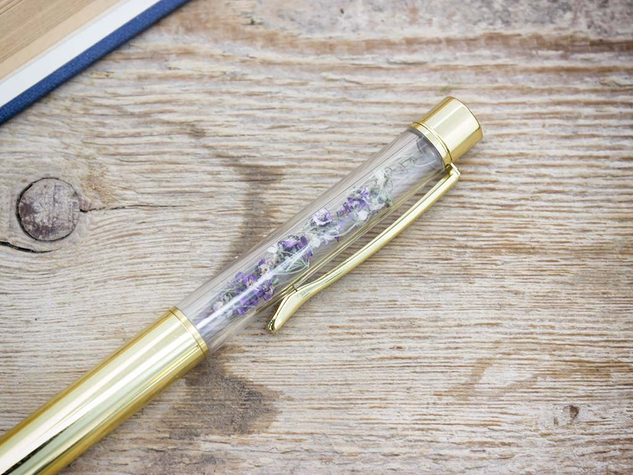Mézvirággal díszített arany színű toll