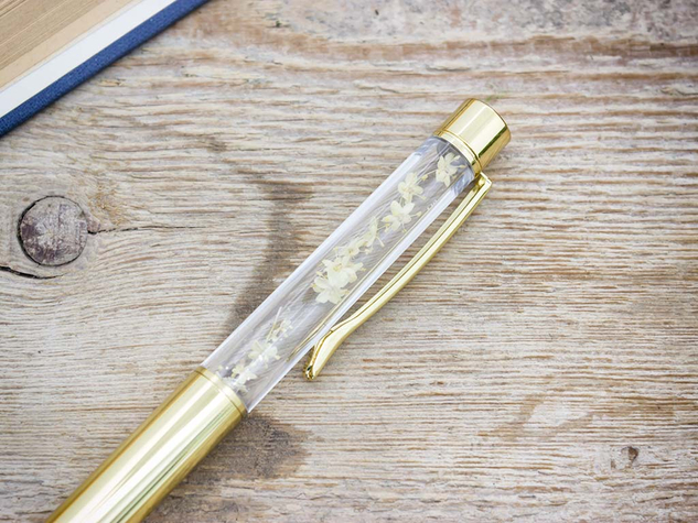 Bodzavirággal díszített arany színű toll