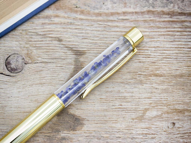 Levendulával díszített arany színű toll