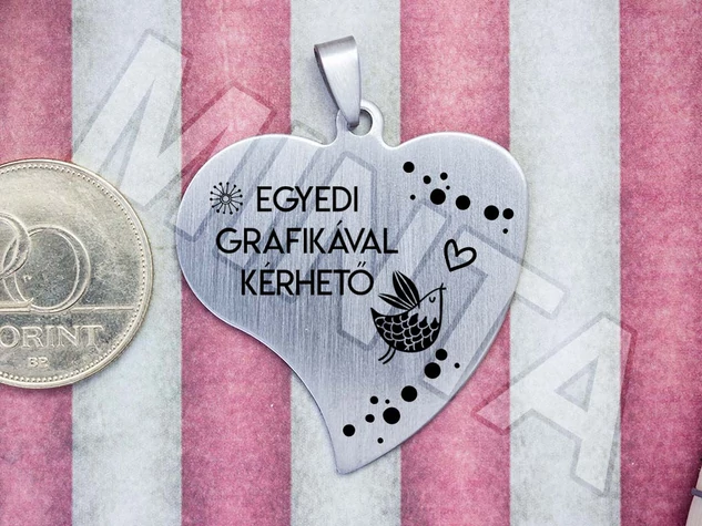 Egyedi grafikával gravírozott acél szív medál