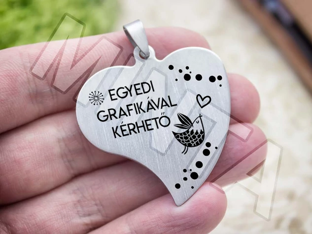 Egyedi grafikával gravírozott acél szív medál