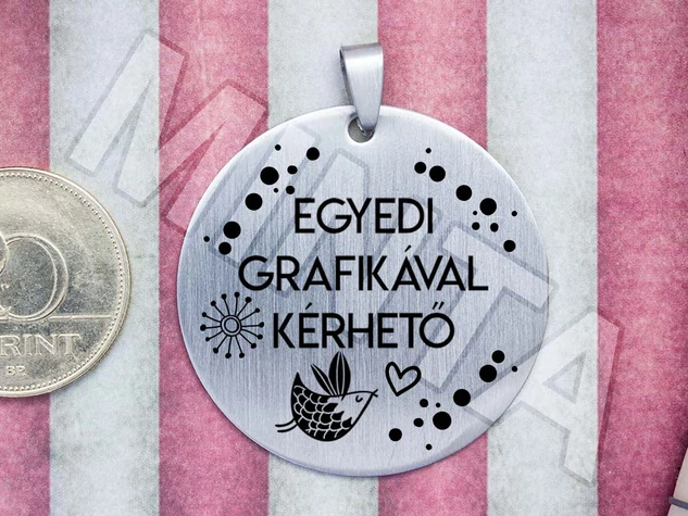 Egyedi grafikával gravírozott acél kör medál