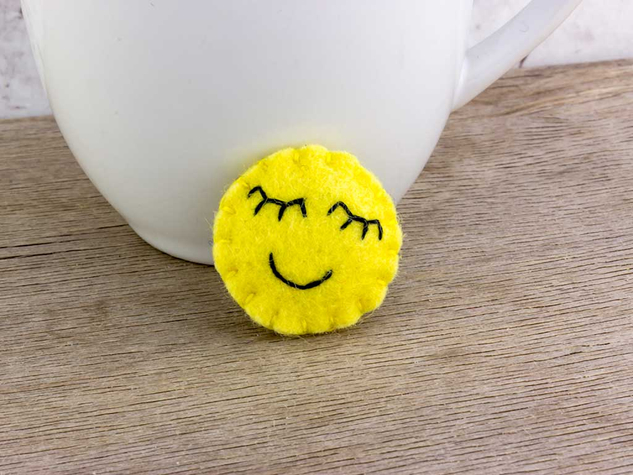 Gyapjúfilc happy smiley mini kitűző