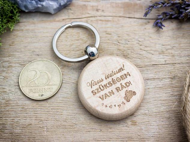 Vezess óvatosan fa medálos kulcstartó