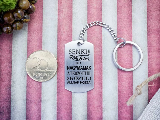 Senki sem tökéletes de a nagymamák acél medálos kulcstartó