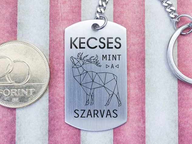 Kecses mint a szarvas acél medálos kulcstartó