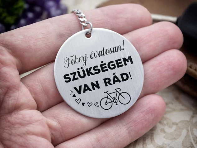 Tekerj óvatosan acél medálos kulcstartó