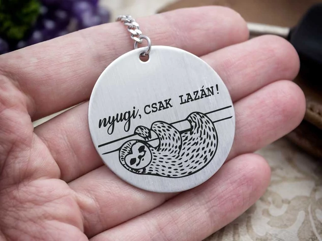 Nyugi csak lazán acél medálos kulcstartó