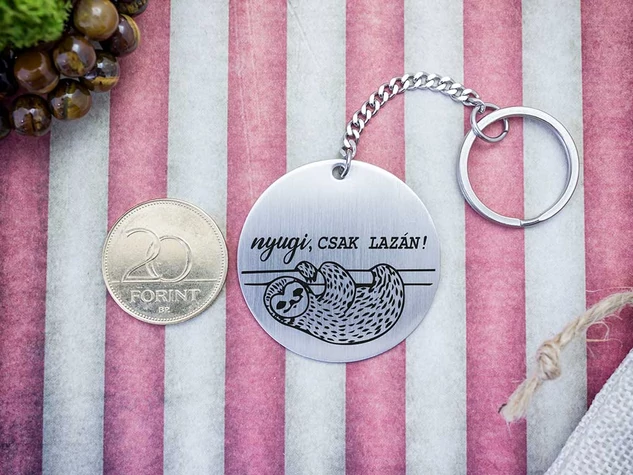 Nyugi csak lazán acél medálos kulcstartó