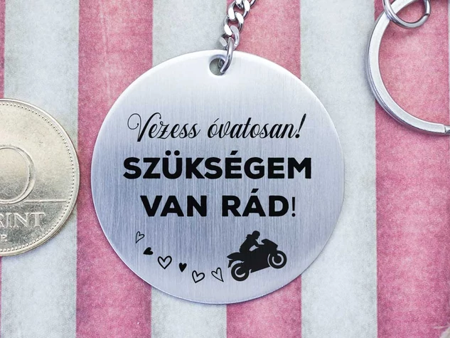 Vezess óvatosan acél medálos kulcstartó