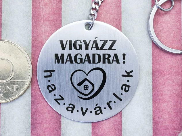Hazavárlak acél medálos kulcstartó