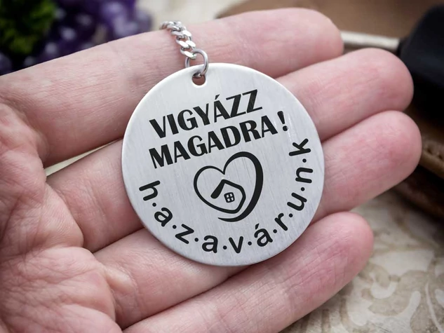 Hazavárunk acél medálos kulcstartó