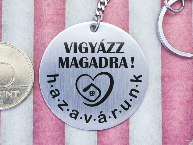 Hazavárunk acél medálos kulcstartó