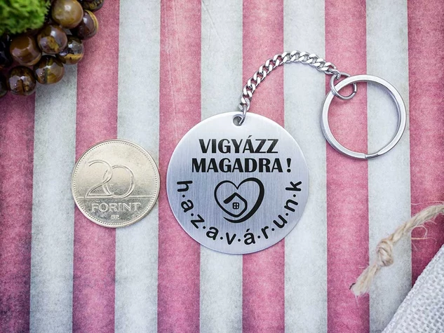 Hazavárunk acél medálos kulcstartó