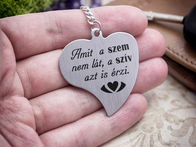 A szív azt is érzi acél medálos kulcstartó