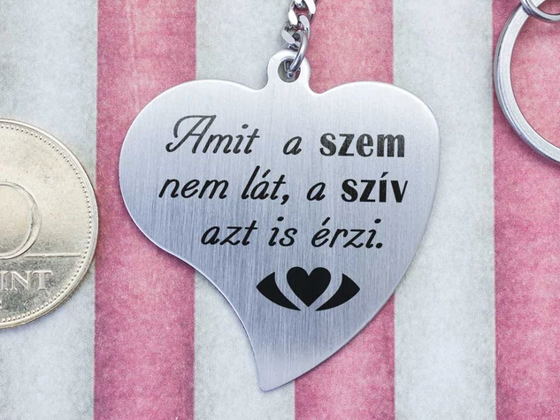 A szív azt is érzi acél medálos kulcstartó