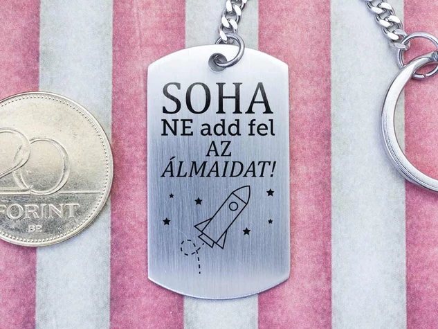 Soha ne add fel az álmaid acél medálos kulcstartó