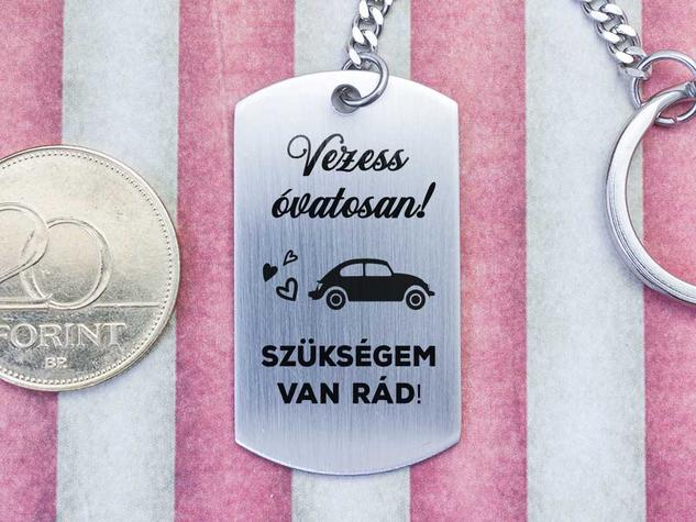 Vezess óvatosan autót acél medálos kulcstartó