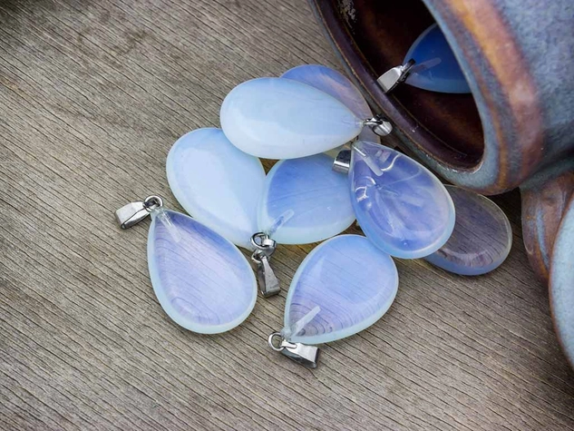 Opalit üveg csepp ásvány medál
