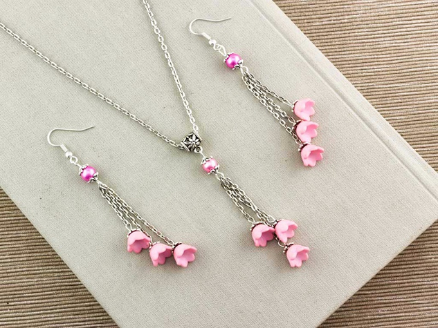 Rózsaszín virágos nyaklánc és fülbevaló szett