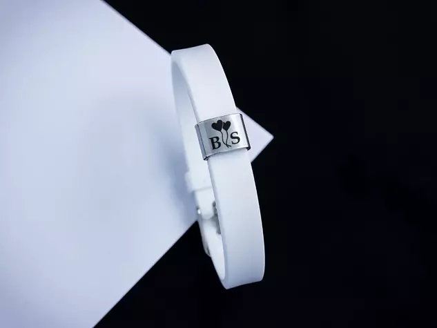 Valentin egyedi medálos MoMents fehér színű szilikon karkötő