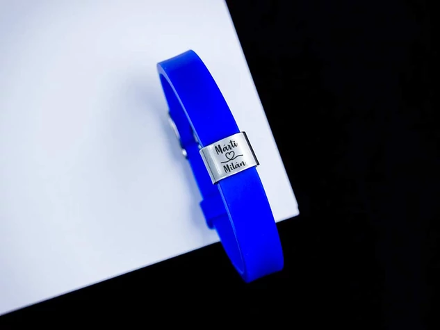 Igaz szerelem egyedi medálos MoMents királykék színű szilikon karkötő