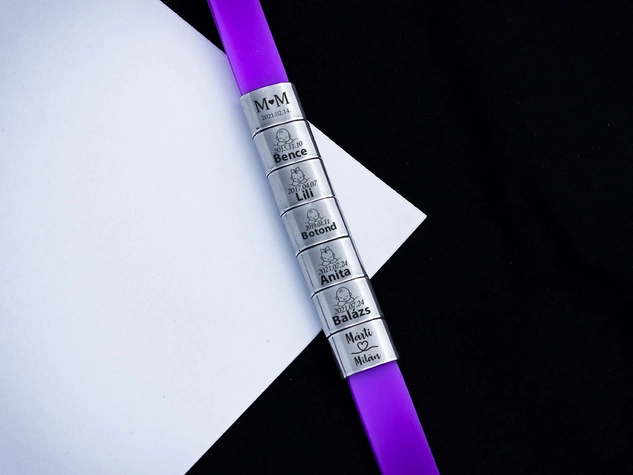 Egyedi 7 egyedi medálos MoMents lila színű szilikon karkötő