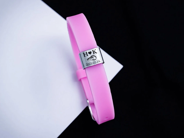 Házasságkötés egyedi medálos MoMents rózsaszín színű szilikon karkötő