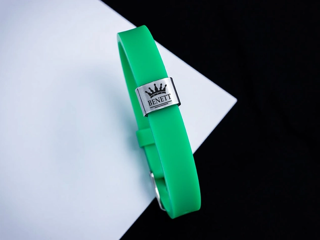 Király egyedi medálos MoMents zöld színű szilikon karkötő