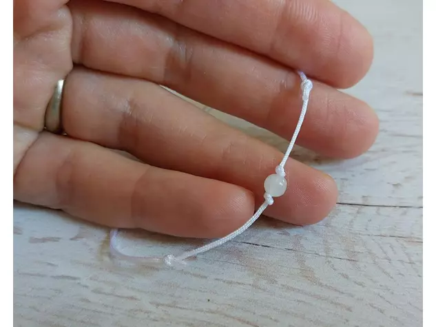 Fehér vékony pöttöm microcord karkötő fehér jáde ásványgyönggyel
