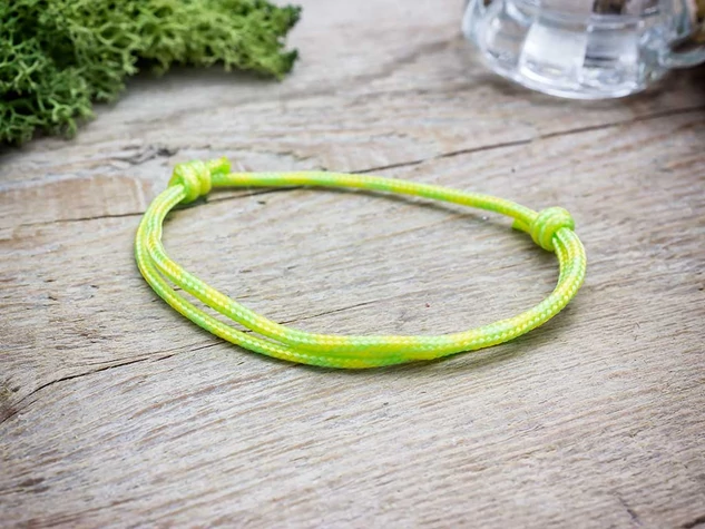 Célravezető sárga paracord karkötő