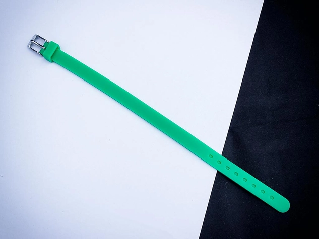 Egyetlen egyedi medálos MoMents zöld színű szilikon karkötő