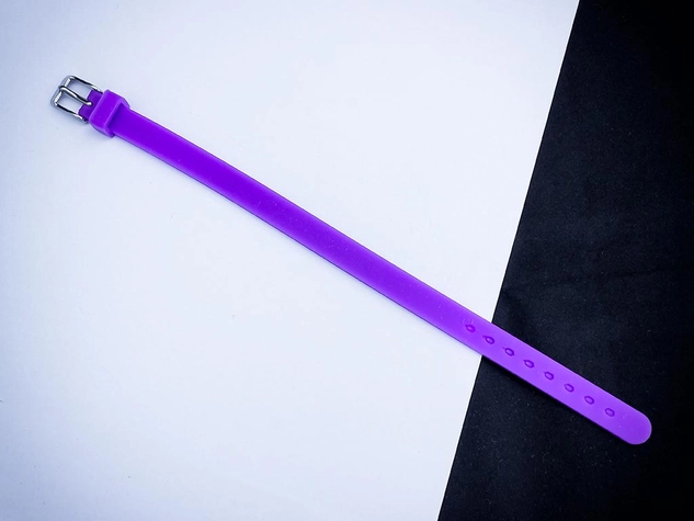 A legfontosabb egyedi medálos MoMents lila színű szilikon karkötő