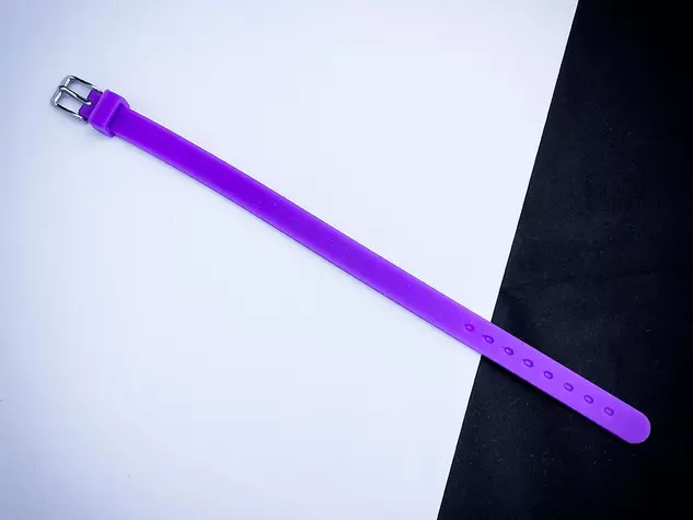 Királynő egyedi medálos MoMents lila színű szilikon karkötő