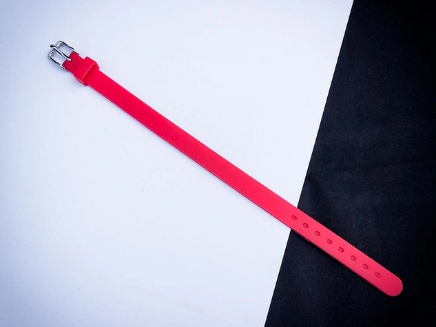 Egyetlen egyedi medálos MoMents piros színű szilikon karkötő