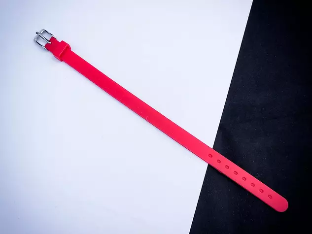 Kisangyal egyedi medálos MoMents piros színű szilikon karkötő