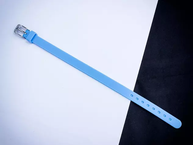 Egyedi 6 egyedi medálos MoMents kék színű szilikon karkötő