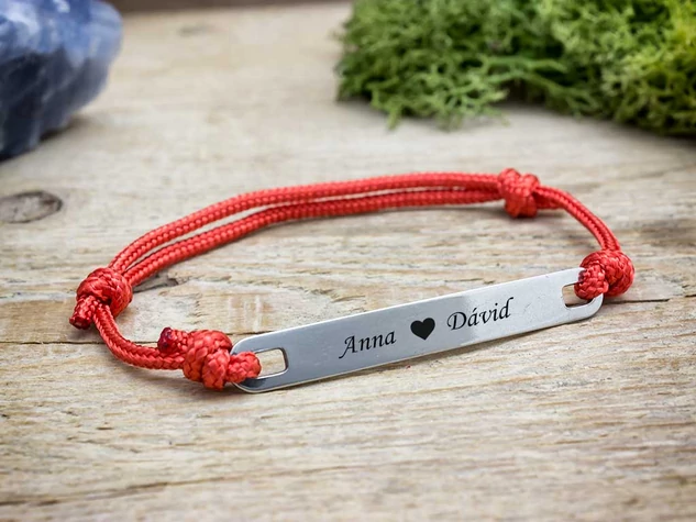 Szeretet egyedi lapbetétes vörös microcord karkötő