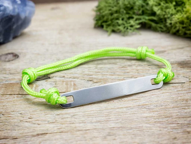 Mindig egyedi lapbetétes zöld microcord karkötő