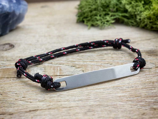 Gravírozható lapbetétes fekete mintás microcord karkötő