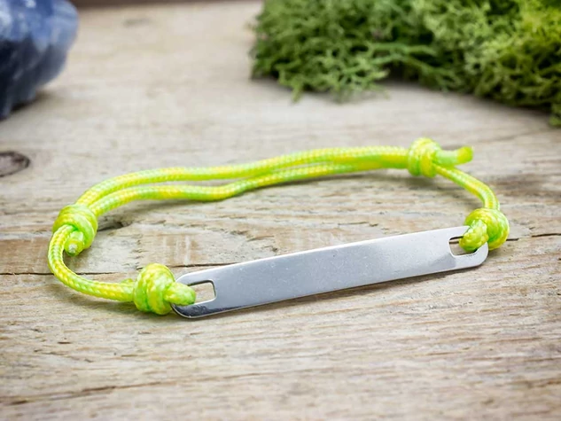 Mindig egyedi lapbetétes zöld mintás microcord karkötő