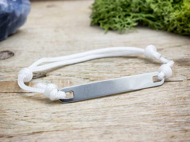 Gravírozható lapbetétes fehér microcord karkötő