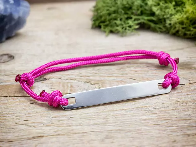 Egyetlen egyedi lapbetétes pink microcord karkötő