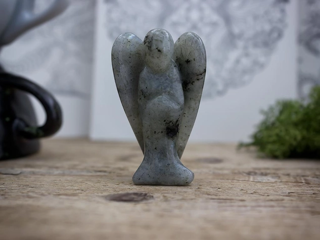 Labradorit angyal ásvány szobor