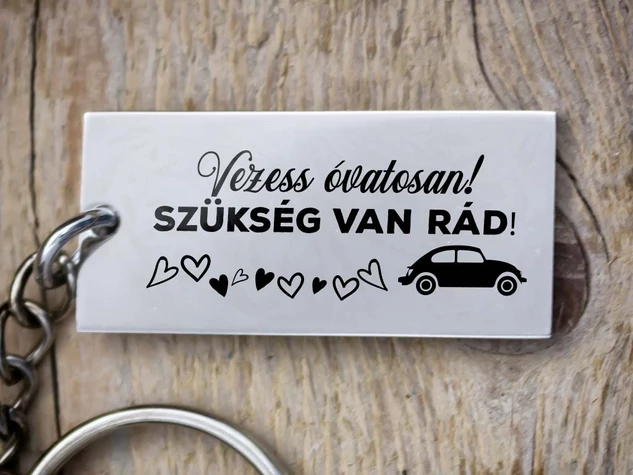 Vezess óvatosan acél medálos kulcstartó