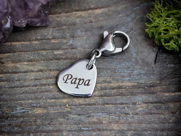 Papa feliratos charm medál