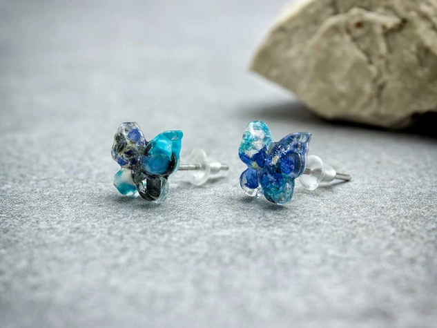Kék nefelejcs pillangó tánca műgyanta acél beszúrós fülbevaló